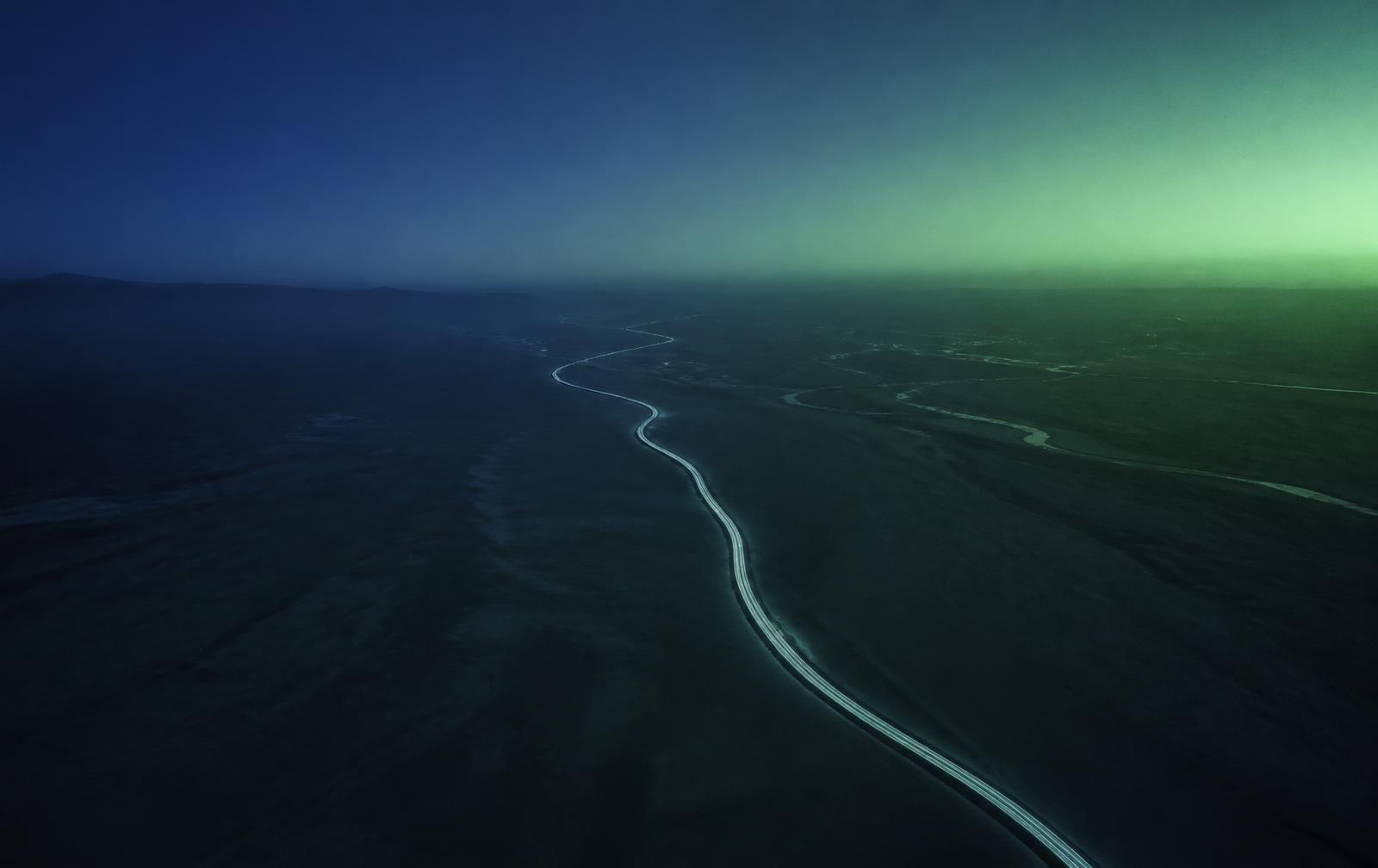 Vista aérea de una ruta de larga distancia atravesando el territorio